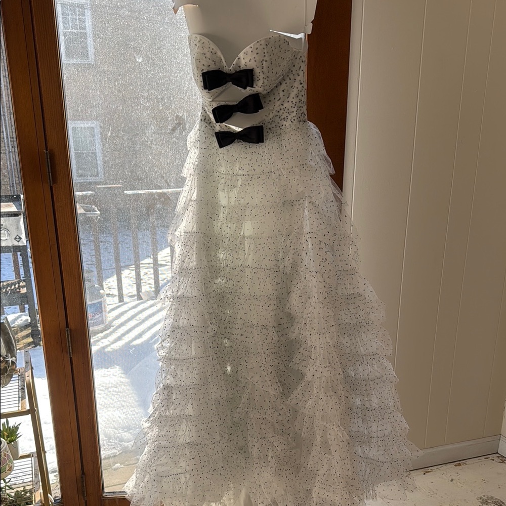 Black and White Polka Dot Tiered Formal Dress worn once prom 2025 size 4